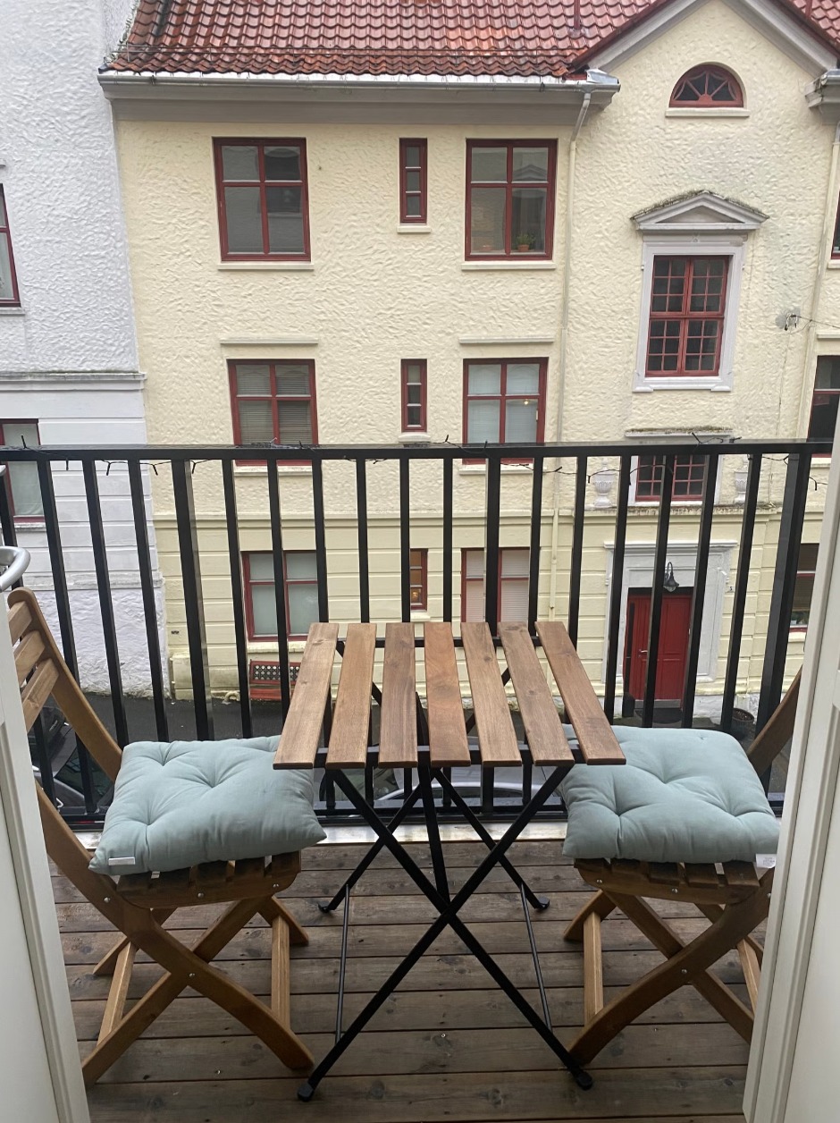 Balkongen er vestvendt med gode solforhold og på hele 3 kvm